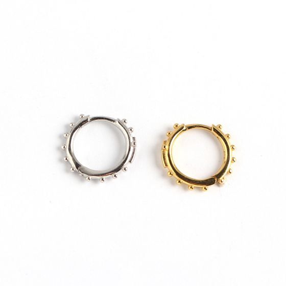Модные серьги-кольца из серебра 925 пробы с бусинами