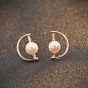 Elegante en forma de D White Shell Pearl Rose 925 Sterling Silver Stud Earrings Mujeres
