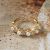 Elegante anillo ajustable de plata de ley 925 con perlas de concha CZ Flowers
