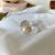 Elegante anillo ajustable de plata de ley 925 con flor de perla natural irregular