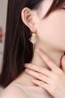 Boucles d'oreilles pendantes en argent sterling serti d'un losange géométrique d'opale naturelle ronde